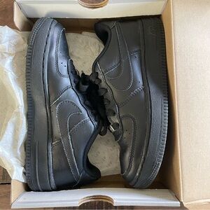 NIKE Air Force 1 Low LE Black (GS) - Black